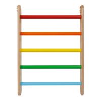 Perete suedez cu inele de gimnastică și rampă